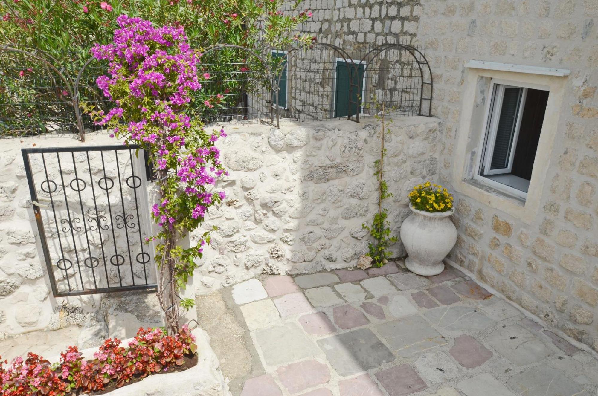 Apartments Mir I Dobro Kotor Eksteriør bilde